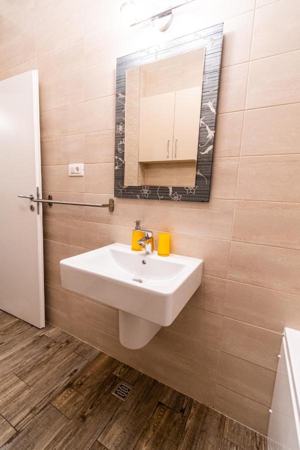 Yan Apartment - Near Mall & Free Private Parking Brasov Ngoại thất bức ảnh