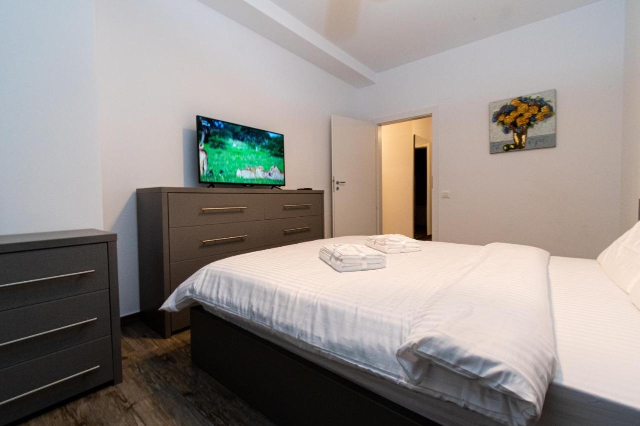 Yan Apartment - Near Mall & Free Private Parking Brasov Ngoại thất bức ảnh