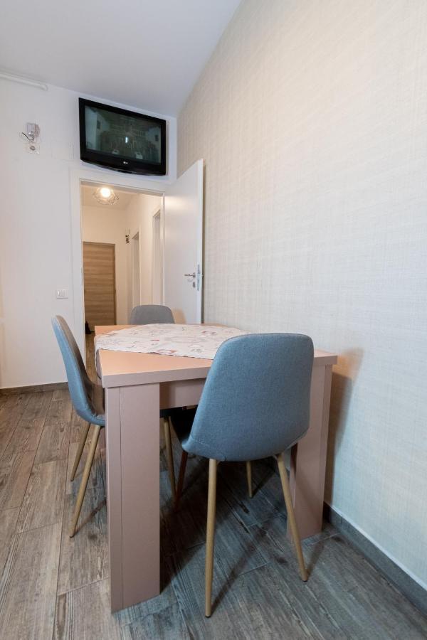 Yan Apartment - Near Mall & Free Private Parking Brasov Ngoại thất bức ảnh