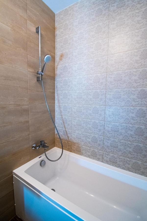 Yan Apartment - Near Mall & Free Private Parking Brasov Ngoại thất bức ảnh